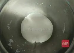 Illustration of how to make three fresh stuffed buns 12