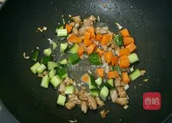 Illustration of how to make fried rice with diced vegetables and meat 5