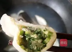 Illustration of how to make leek, vermicelli, egg and lean meat dumplings 9