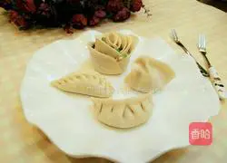 Illustration of how to make celery and pork dumpling stuffing 1