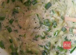 Illustration of how to make shredded green radish egg cake 6
