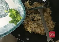 Illustration of how to make fried rice with shredded potatoes and pork 8
