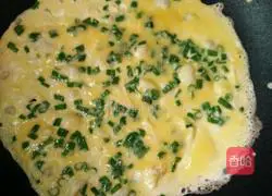 Illustration of how to make green onion and egg pancakes 4