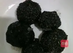 Illustration of how to make black sesame glutinous rice balls stuffing 5