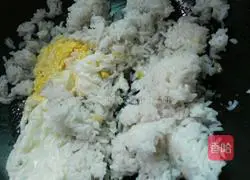 Illustration of how to make peas and eggs fried rice 6