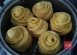 Illustration of how to make yellow rose steamed buns 4