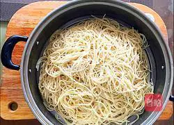 Illustration of how to make hot minced pork noodles 5