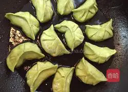Illustration of how to make egg-wrapped cabbage dumplings 6