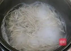 Illustration of how to make noodles with tomato juice and dried eggs 6