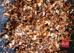 Illustration of how to make steamed stuffed buns with carrot, fungus and egg stuffing 4