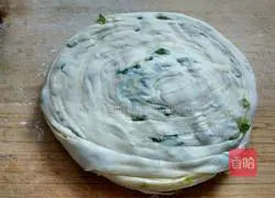 Illustration of how to make green onion layer cake 11