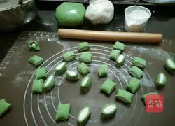 Illustration of how to make pan-fried Baicai dumplings 2