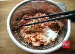 Illustration of how to make mushroom, pork and carrot dumplings 1