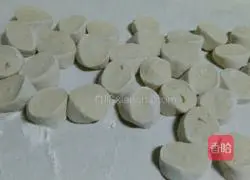 Rolling out dumplings Illustration of how to make leather 1