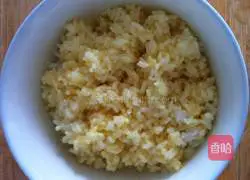 Illustration of how to make carrot and egg fried rice 2