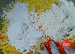 Illustration of how to make carrot and potato pancakes 3