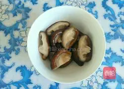 Illustration of how to make mushroom and chicken dumplings 4