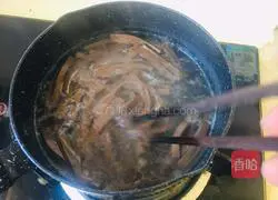 Illustration of making spicy and sour duck blood potato powder 2