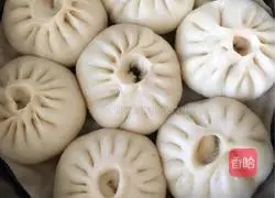 Illustration of how to make amaranth and pork buns 13