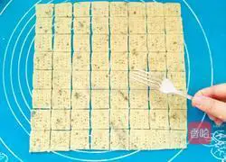 Illustration of how to make Lan Guiren crispbread 14