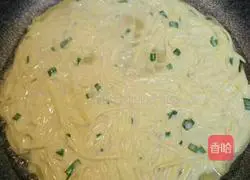 Illustration of how to make shredded potato and egg pancakes 6