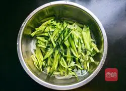 Illustration of how to make hot and sour vermicelli 5