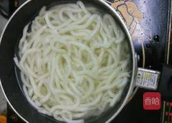 Illustration of how to make noodles with onion sauce 8