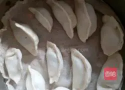 Illustration of how to make celery stuffed dumplings 6