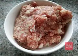 Illustration of how to make steamed stuffed buns stuffed with chives and pork stuffing 3