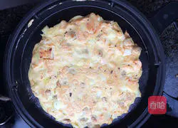 Illustration of how to make shrimp and vegetable pizza 4