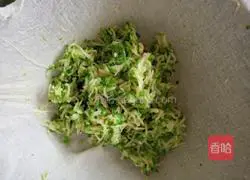 Illustration of how to make pork and zucchini buns 8