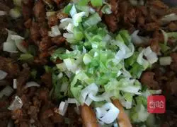 Illustration of how to make two-color sauce meat buns 7