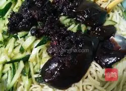 Illustration of how to make noodles 3