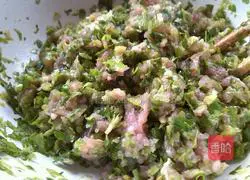 Illustration of how to make celery and pork wontons 5