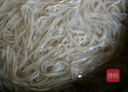 Illustration of how to make eggplant and beans cold noodles 2