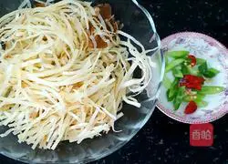 Illustration of home-style fried shredded pancakes 2