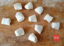 Illustration of how to make glutinous rice balls with peanut and mung bean paste 11