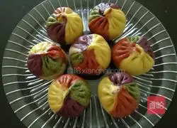 Illustration of how to make colorful large steamed buns with fennel stuffing 8