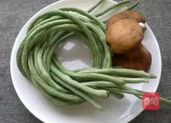 Illustration of how to make braised rice with bacon and beans 1