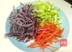 Illustration of how to make black pepper fat beef rice in electric baking pan 2