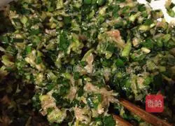 Illustration of how to make pork, zucchini and chive dumplings 5