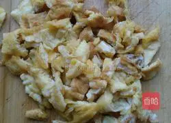 Illustration of how to make fried rice with golden mustard shreds 3