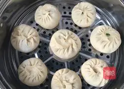 Illustration of how to make leek, pork and vermicelli buns 6