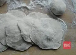 Illustration of how to make fennel pork pie 7