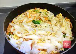 Illustration of how to make fried noodles with garlic chili sauce 12