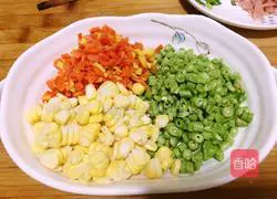 Illustration of how to make colorful golden fried rice 2