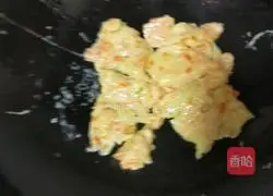 Illustration of how to make egg carrot cake 9