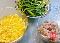 Illustration of how to make leek, egg and shrimp dumpling stuffing 1