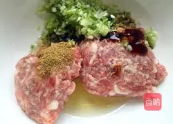 Illustration of how to make dumplings stuffed with pork and green pepper 7