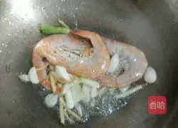 Illustration of how to make loofah and prawn noodles 3